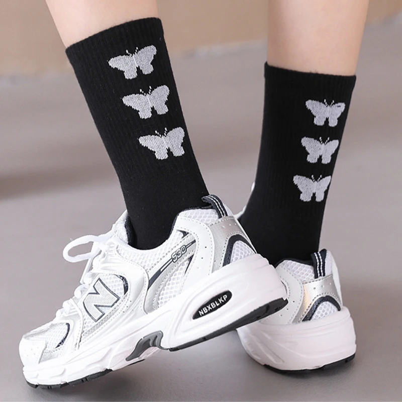 Kreslený Motýl Ponožky Pro Ženy Černá Bílá Luk Harajuku Streetwear Ponožky Módní Hip Hop Crew Ponožky Skateboard Soxs Unisex